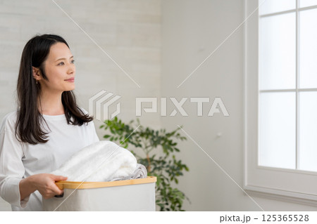 家事、洗濯物運ぶ女性｜爽やかな朝｜健康的な暮らしイメージ｜ウェルビー女子｜ウェルビーイング 125365528