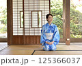 浴衣を着た若い女性 125366037