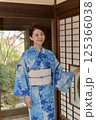 浴衣を着た若い女性 125366038