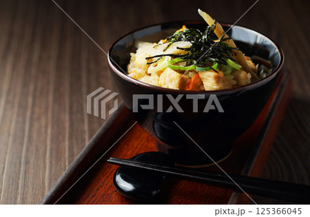 鶏と牛蒡の炊き込みご飯 125366045