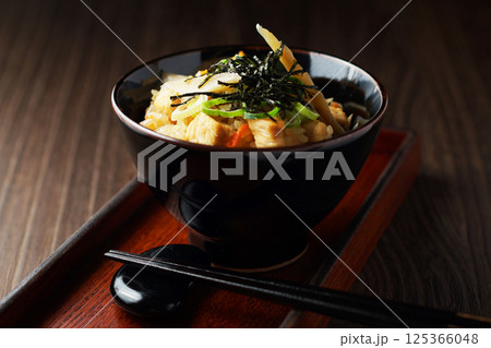 鶏と牛蒡の炊き込みご飯 125366048