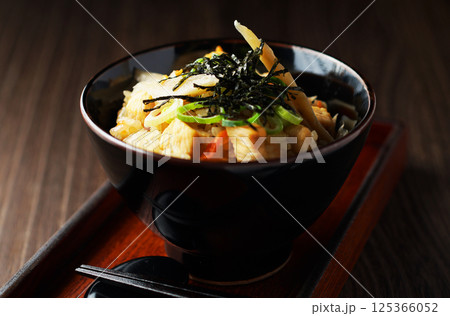 鶏と牛蒡の炊き込みご飯 125366052