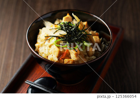 鶏と牛蒡の炊き込みご飯 125366054
