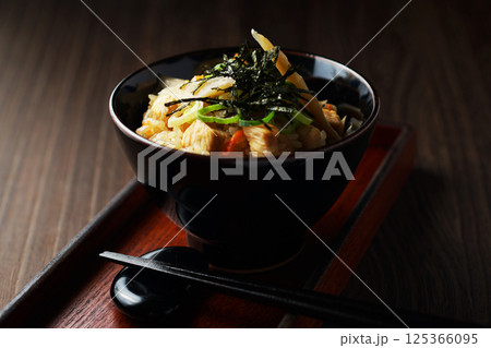 鶏と牛蒡の炊き込みご飯 125366095