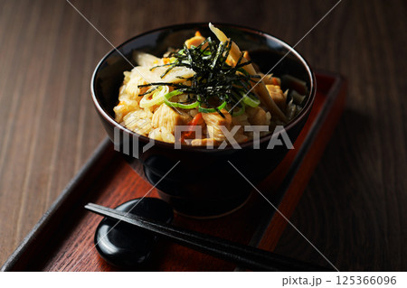 鶏と牛蒡の炊き込みご飯 125366096