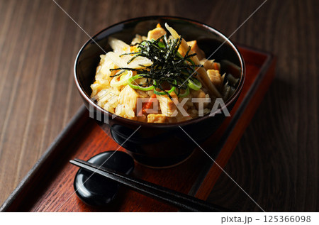 鶏と牛蒡の炊き込みご飯 125366098