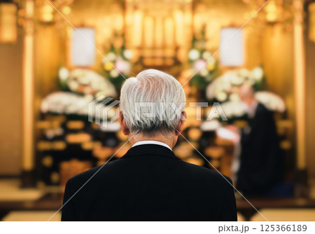 仏式の葬儀に参列する高齢男性の後ろ姿と荘厳な祭壇(AI生成画像) 仏式の葬儀に参列する高齢男性の後ろ姿と荘厳な祭壇(AI生成画像) 125366189