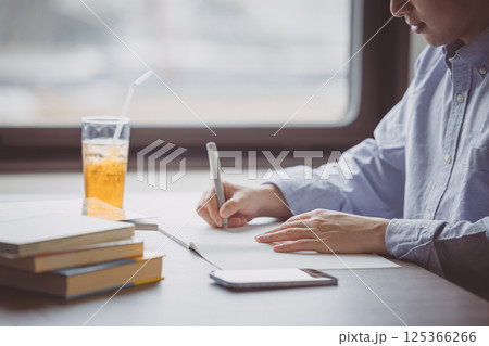 勉強をする学生 125366266