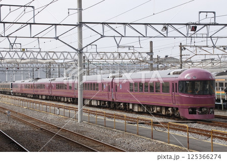 新前橋電車区にて留置中の485系宴 新前橋電車区にて留置中の485系宴 125366274