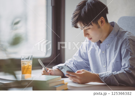 勉強をする学生 125366382