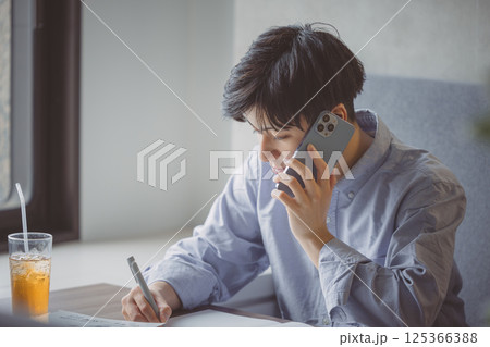 勉強をする学生 125366388