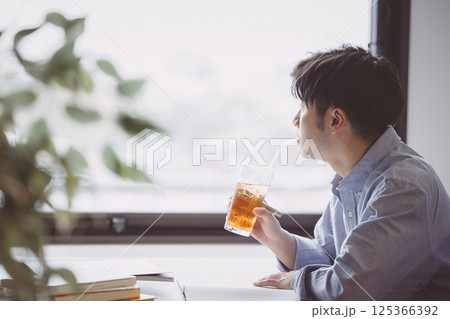 勉強をする学生 125366392