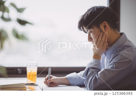 勉強をする学生 125366393