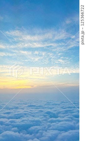 雲の上の風景　飛行機から見た風景　日本　空 きれい 125366722
