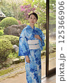 浴衣を着た若い女性 125366906