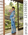浴衣を着た若い女性 125366907