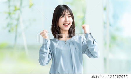 ガッツポーズをする女性・ビジネスウーマン 125367975