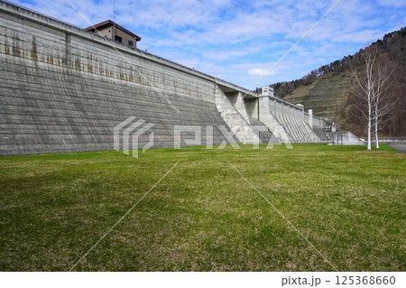 滝里ダムを間近から 125368660