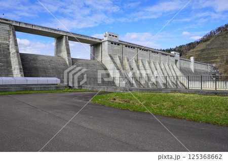 滝里ダムを間近から 125368662