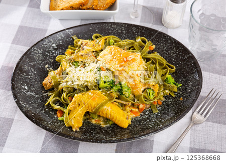 Traditional Italian pasta with meat additive - chicken in cream sauce and broccoli. 125368668