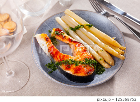 Sliced tasty salmon with asparagus Sliced tasty salmon with asparagus 125368752
