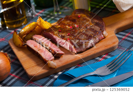 Appetizing deep-fried beef 125369052