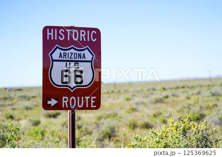 ルート66のサイン　化石の森国立公園　アリゾナ 125369625