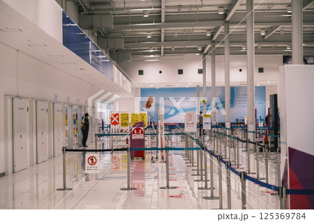 [関西国際空港]第2ターミナル内の風景 125369784