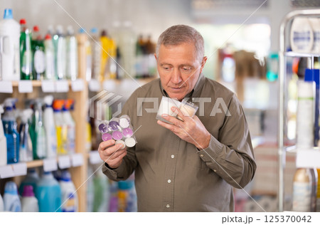 man chooses scented candles 125370042