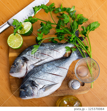 Raw dorado fish with cilantro and lime 125370064