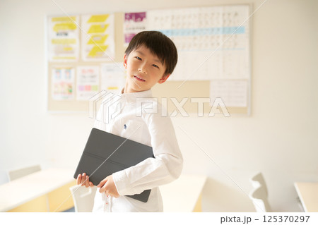 教室で笑顔を見せる男の子 125370297
