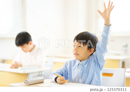 教室で積極的に手を挙げる小学生の男の子 125370311
