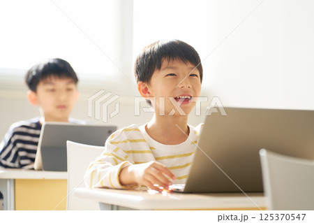 教室で笑顔を見せる小学生の男の子 125370547