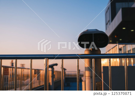 [関西国際空港]美しい夕日の光に照らされた空港の風景 125370871