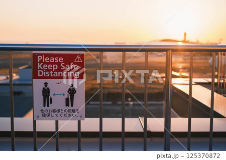 [関西国際空港]美しい夕日の光に照らされた空港の風景 125370872