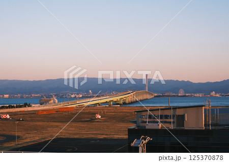 [関西国際空港]美しい夕日の光に照らされた空港の風景 125370878