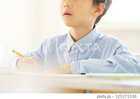 教室で勉強中の男子小学生|手元 教室で勉強中の男子小学生|手元 125371330