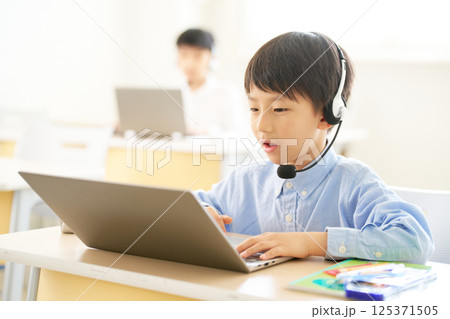 英会話レッスンに参加する小学生 125371505