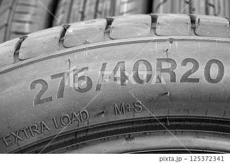 Side view of a tire with an indication of tire width, height and diameter, tubeless, radial type Side view of a tire with an indication of tire width, height and diameter, tubeless, radial type 125372341