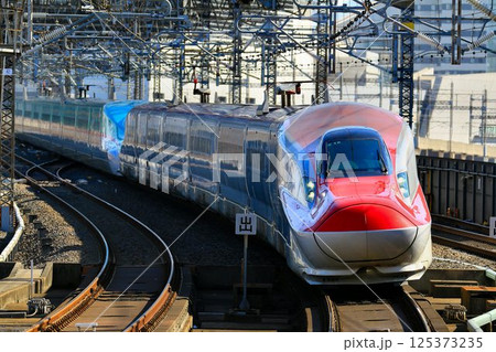 秋田へ向け大宮駅に入線する… 秋田新幹線E6系『こまち』 125373235