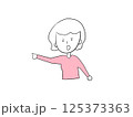 指さす女性 125373363