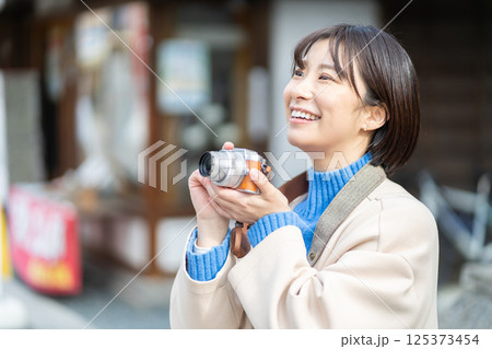 川越を旅行する女性 記念撮影をする女性 川越を旅行する女性 記念撮影をする女性 125373454