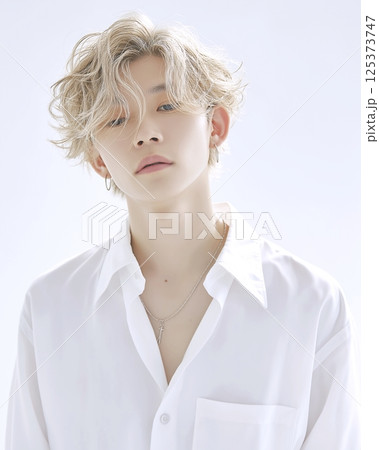 金髪イケメン男性・ヘアスタイル「AI生成画像」 125373747