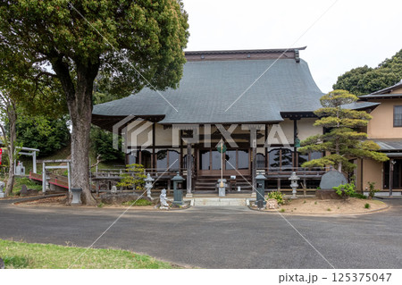 伝統ある禅宗の寺院である萬松山鳳林院拝殿 伝統ある禅宗の寺院である萬松山鳳林院拝殿 125375047