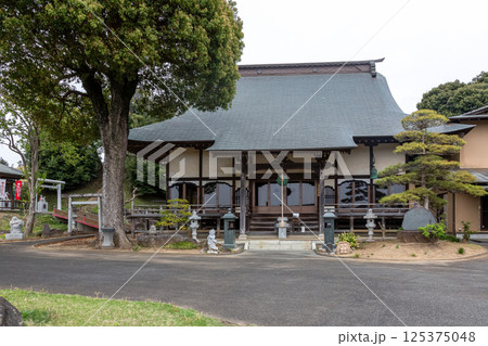 伝統ある禅宗の寺院である萬松山鳳林院拝殿 125375048