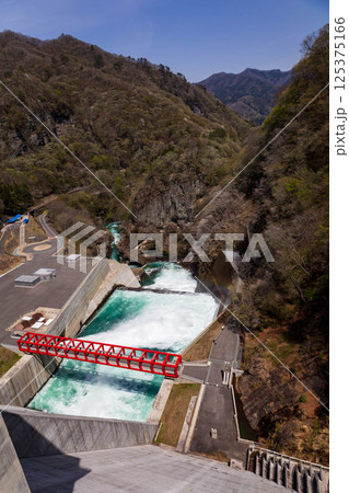 放流中の八ッ場ダム 群馬県 放流中の八ッ場ダム 群馬県 125375166