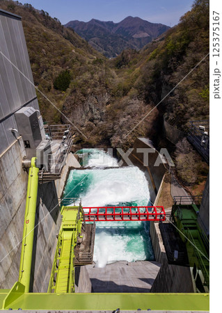 放流中の八ッ場ダム 群馬県 放流中の八ッ場ダム 群馬県 125375167