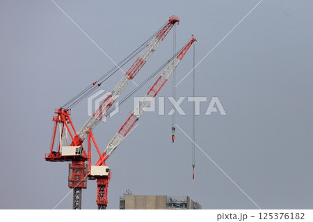建築現場のクレーン イメージ 建築現場のクレーン イメージ 125376182