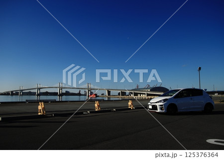 漁港に佇む車の風景 125376364