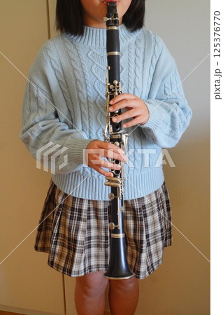 クラリネット歴1年11ヶ月の小学5年生がクラリネットの練習をしている様子。 125376770